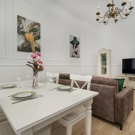 Jednosci Narodowej Stylowy Apartament By Renters شقة *